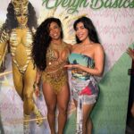 Evelyn Bastos e a musa Taís Ibarra, da Mangueira, em noite de samba no camarote
